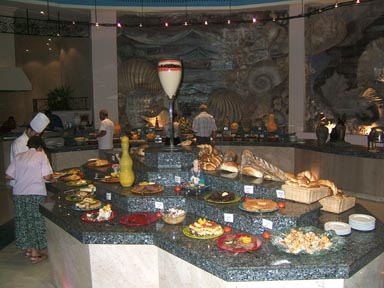 отель Hilton Nuweiba (Хилтон Нувейба) - столик со сладостями и выпечкой на ужин
