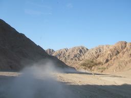 Путь к Цветному каньону по пустыне