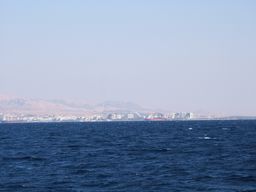 Вид на Эйлат (Израиль) с борта катера, идущего в Иорданию.