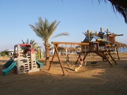 Детская площадка на пляже отеля Хилтон Нувейба.